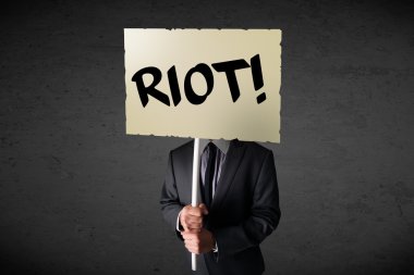 İş adamı protesto işareti tutuyor.