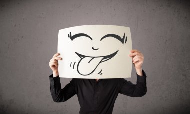 bir kağıt ile h önünde komik gülen yüz tutan işadamı