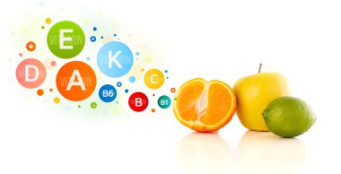 Renkli vitamin sembolleri ve simgeleri olan sağlıklı meyveler