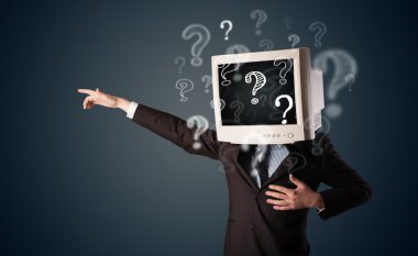 Bilgisayar monitörü olan bir iş adamı kafa ve soru işaretleri