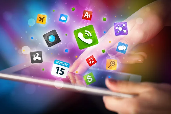 Hand aanraken tablet pc, sociaal netwerk concept — Stockfoto