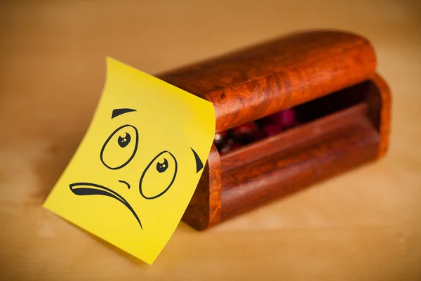 Post-it note with smiley face sticked on jewelry box — Stock Photo, Image