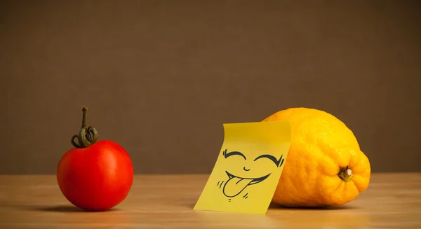 Лимон с запиской, торчащей языком к помидорам — стоковое фото