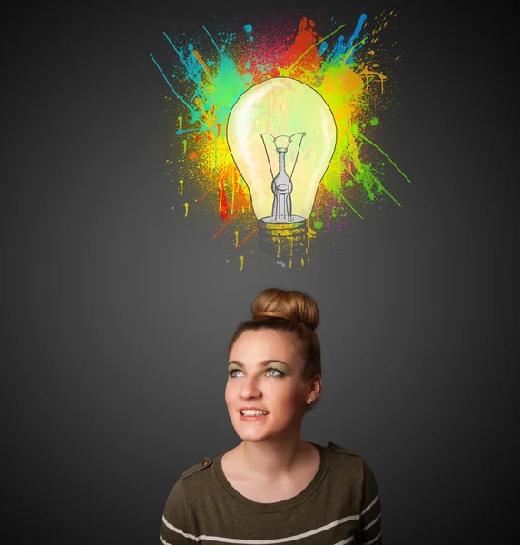Mladá žena myslí s žárovka nad její hlavou — Stock fotografie