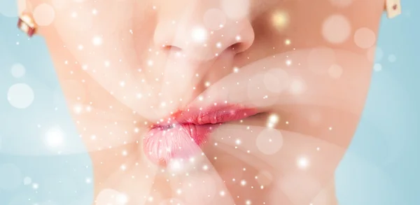 Lábios mulher bonita soprando luzes brancas abstratas — Fotografia de Stock