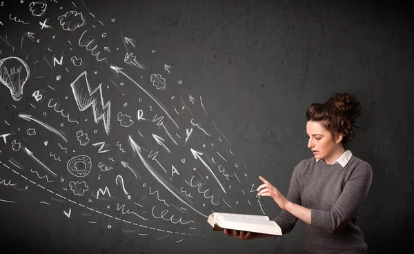 Jonge vrouw die een boek leest — Stockfoto