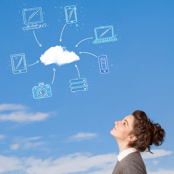 Casual tjej tittar på cloud computing koncept på blå himmel — Stockfoto