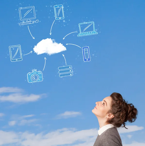 Ragazza casuale guardando concetto di cloud computing su cielo blu — Foto Stock