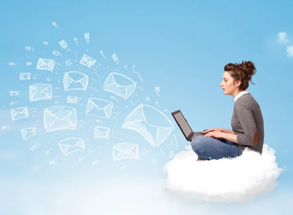年轻女人拿着笔记本电脑坐在云中 — 图库照片