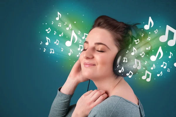 Jeune femme avec écouteurs écoutant de la musique — Photo