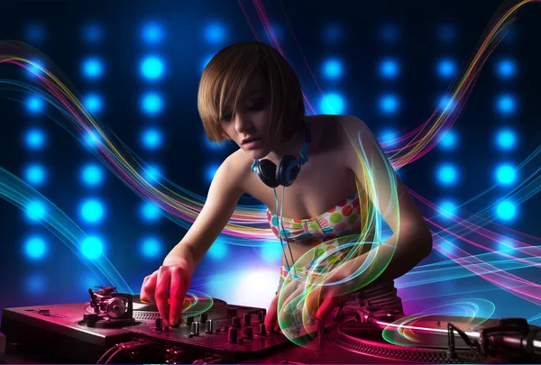 Jovem Dj menina misturando registros com luzes coloridas — Fotografia de Stock