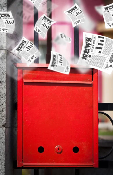 Briefkasten mit Tageszeitungen fliegt — Stockfoto