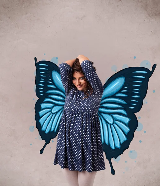 Arkasında kelebek mavisi çizimi olan genç bir kız. — Stok fotoğraf