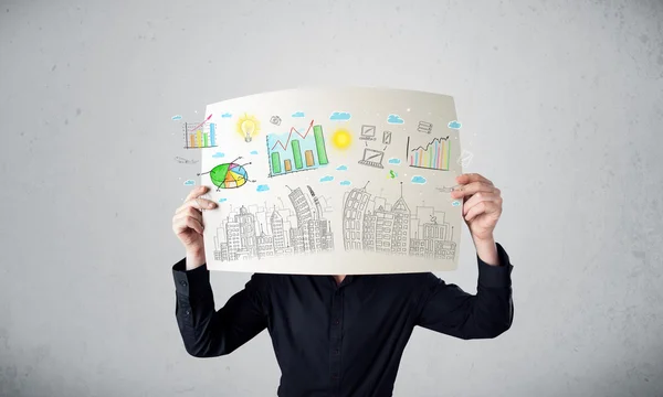 Empresario sosteniendo un papel con cartas y paisaje urbano en frente o —  Fotos de Stock