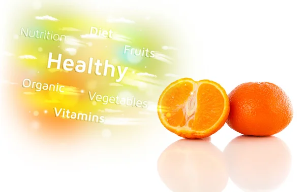 Coloridas frutas jugosas con texto saludable y signos — Foto de Stock