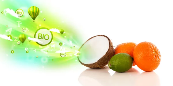 Barevné šťavnaté ovoce se zelenými ekoznačkami a ikonami — Stock fotografie