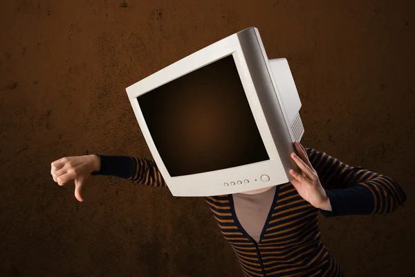 Девушка с монитором на голове и пустым коричневым копирайтом — стоковое фото