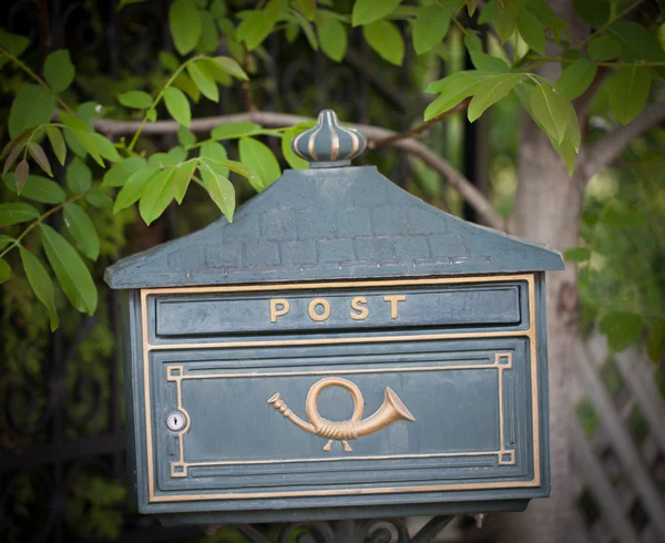 Fechos de uma caixa de correio na rua — Fotografia de Stock