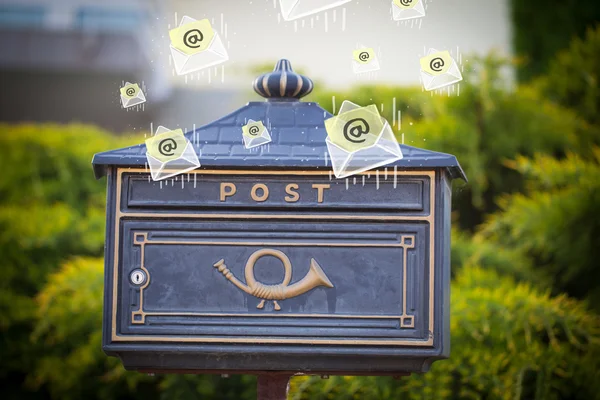 Envelop met e-mailadres dat in de brievenbus valt — Stockfoto