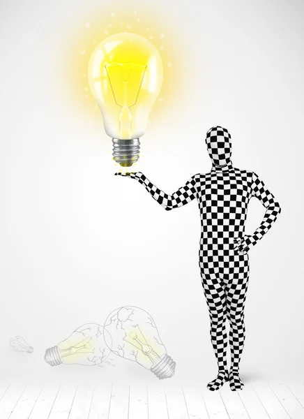 Человек в полном теле с светящейся лампочкой — стоковое фото