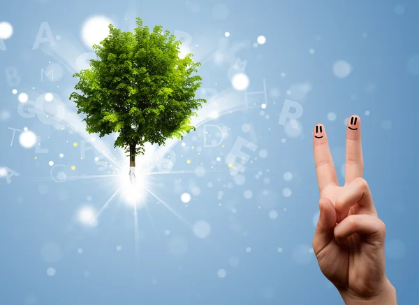 Happy vinger glimlacht met groene magische gloeiende boom — Stockfoto