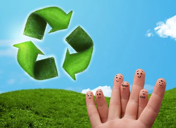 Dedos sorridentes felizes olhando para sinal de reciclagem folha verde — Fotografia de Stock