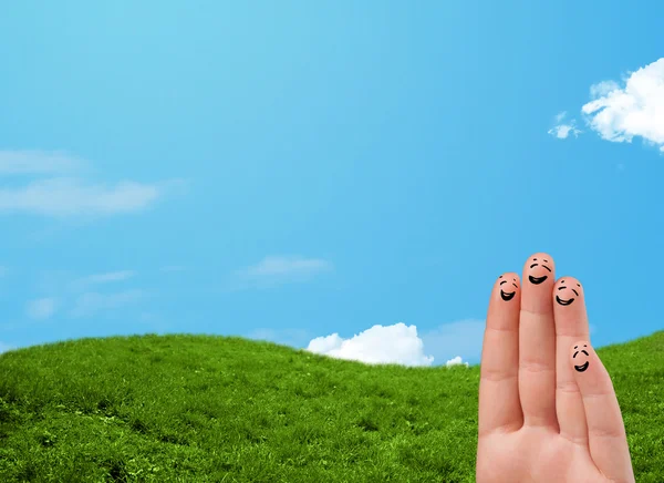 Vrolijke vingerglimlachen met landschap op de achtergrond — Stockfoto