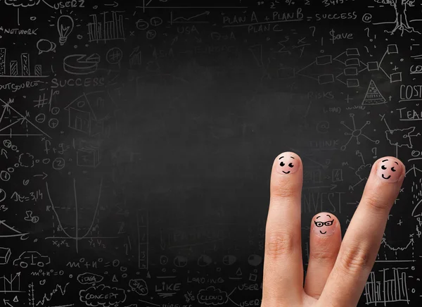 Gelukkig vinger smileys met zwarte schoolbord op achtergrond — Stockfoto