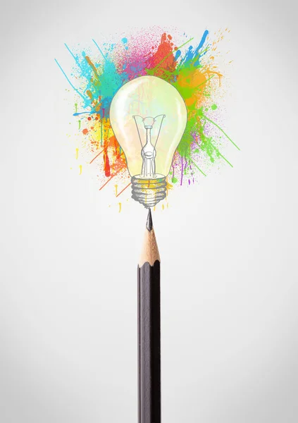 Bleistift-Nahaufnahme mit Farbspritzern und Glühbirne — Stockfoto