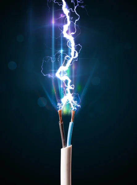 Cable eléctrico con relámpago de electricidad brillante — Foto de Stock