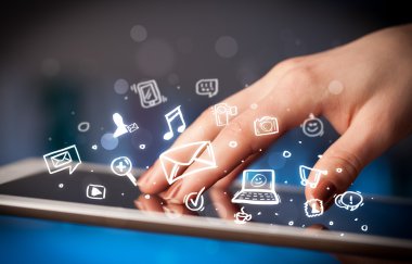 Tablet bilgisayarı üzerinde parmak işareti, sosyal medya kavramı