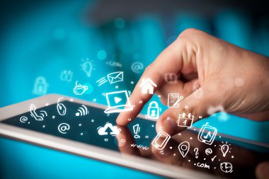 Tablet bilgisayarı üzerinde parmak işareti, sosyal medya kavramı