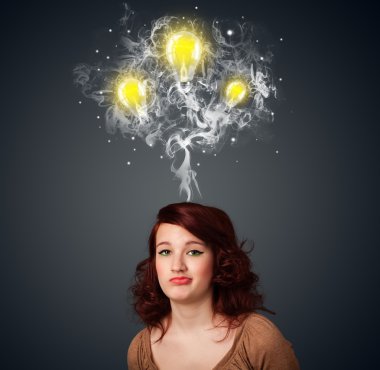 duman ve başının üstünde lightbulbs düşünceli kadınla