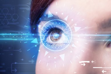 Teknolji gözlü siber kız mavi irisi inceliyor.
