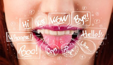 Beyaz baloncuklu güzel kırmızı dudaklar.