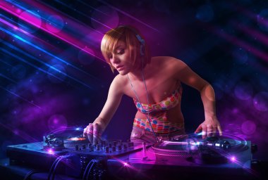Genç dj turntable renk ışık efektleri ile oynama
