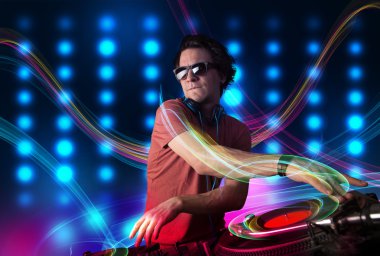 Genç dj kayıtları renkli ışıkları ile karıştırma