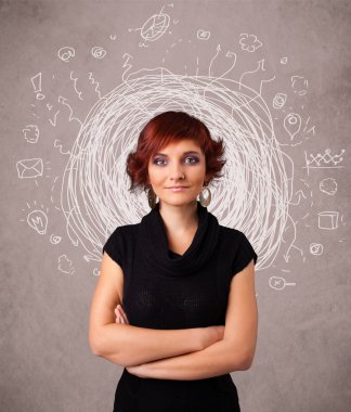 Soyut karalama çizgileri ve simgeleri olan güzel bir genç kız.