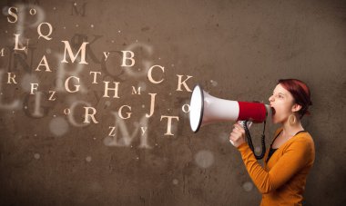 Genç kız megafona bağırıyor ve mesaj atıyor.