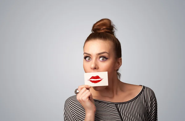 Öpücük ruj işareti kart tutan mutlu güzel kadın — Stok fotoğraf