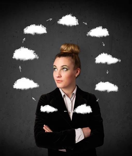 Jeune femme pensant avec la circulation des nuages autour de sa tête — Photo