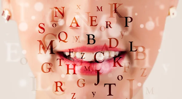 Mooi meisje lippen ademhaling lettertypen en tekens — Stockfoto