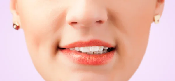 Красивая женщина красные губы закрыть — стоковое фото