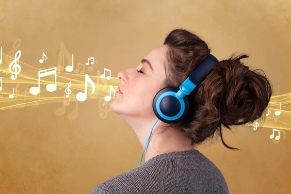 Jeune femme avec écouteurs écoutant de la musique — Photo