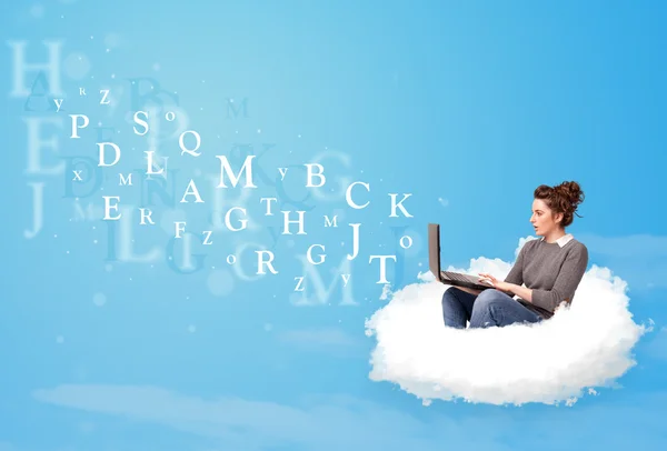 Νεαρή γυναίκα κάθεται στο σύννεφο με φορητό υπολογιστή — Φωτογραφία Αρχείου