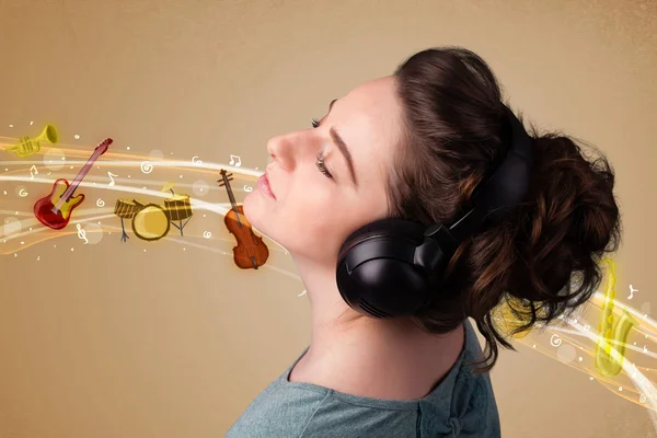 音楽を聴くヘッドフォンを持つ若い女性 — ストック写真