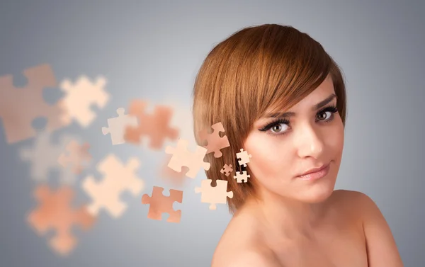 Krásná mladá dívka s kůží puzzle obrázku — Stock fotografie