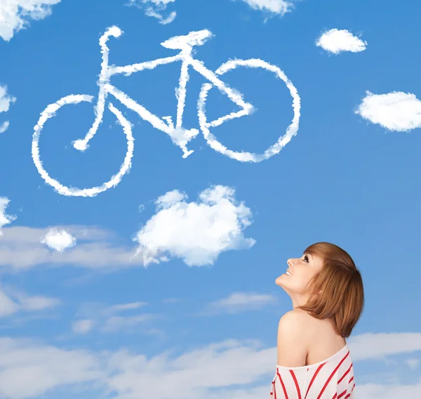 Meisje kijkend naar fiets wolken op blauwe hemel — Stockfoto