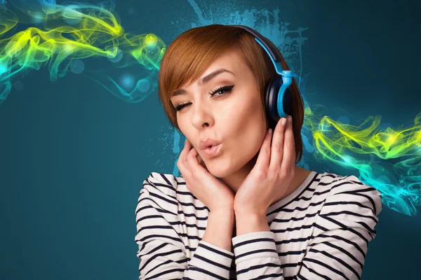 Mujer joven escuchando música con auriculares —  Fotos de Stock