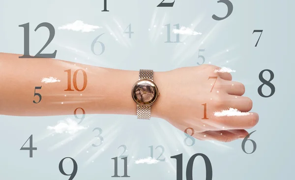 Zeiger mit Armbanduhr und Ziffern auf der Seite — Stockfoto